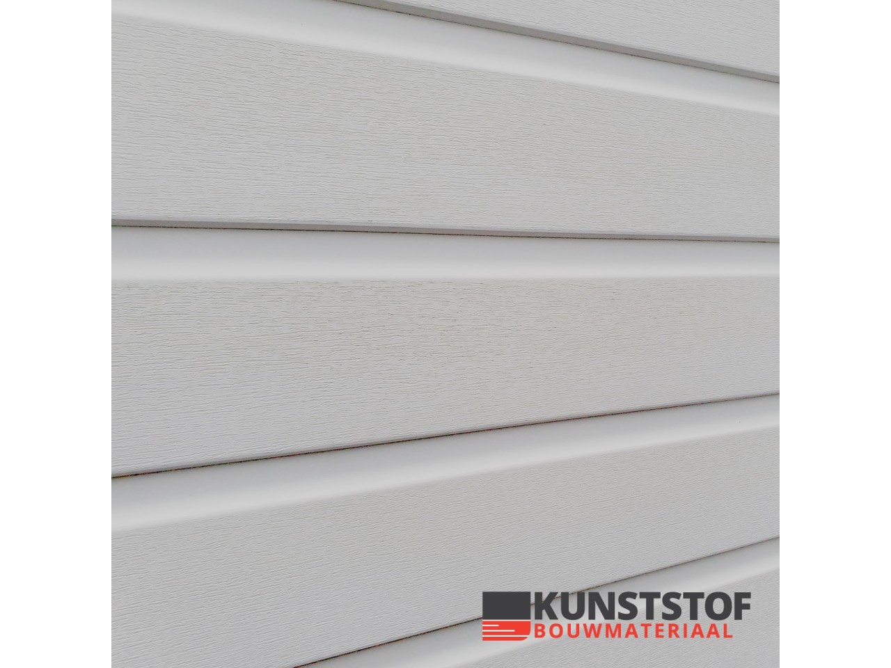 Licht grijze chalet bekleding van kunststof is ook geschikt voor een stacaravan. Kleur RAL 7035 is te zien
