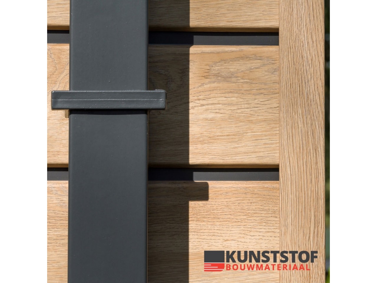 houten regels met zwart aan wand en gevel op de muur gemonteerd hout met zwart er tussen