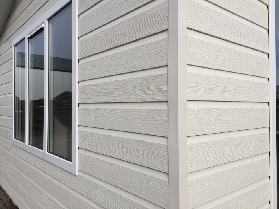 Een chalet bekleed met kunststof gevelbekleding van het merk Eurotexx in de kleur creme, RAL 9001