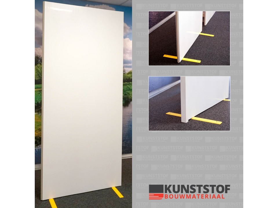 Modulaire kunststof kantoor wanden. Deze vrijstaande kunststof scheidingswand op deze afbeelding met voet opgebouwd uit kunststof scherm. De schermen van kunststof kunnen flexibel voor vele doelen worden ingezet zoals o.a. looproutes, werkplekken en wacht