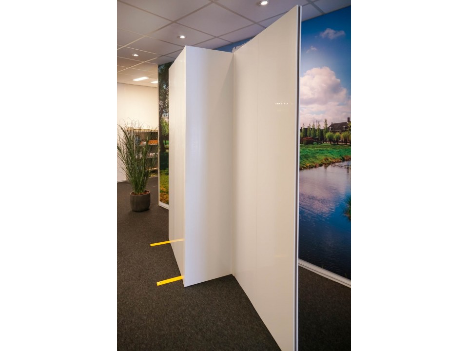 Hoek scheidingswand van kunststof en modulair en flexibel toe te passen