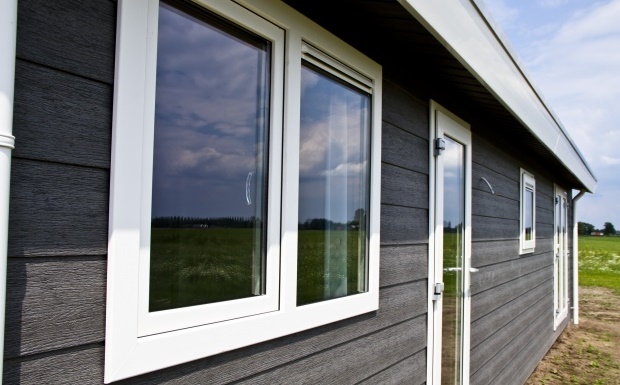 Kunststof buitenmuurbekleding biedt vele voordelen voor het bekleden van een chalet, woonboot of gevel Op deze afbeelding ziet u een foto van kunststof muurbekleding voor buiten