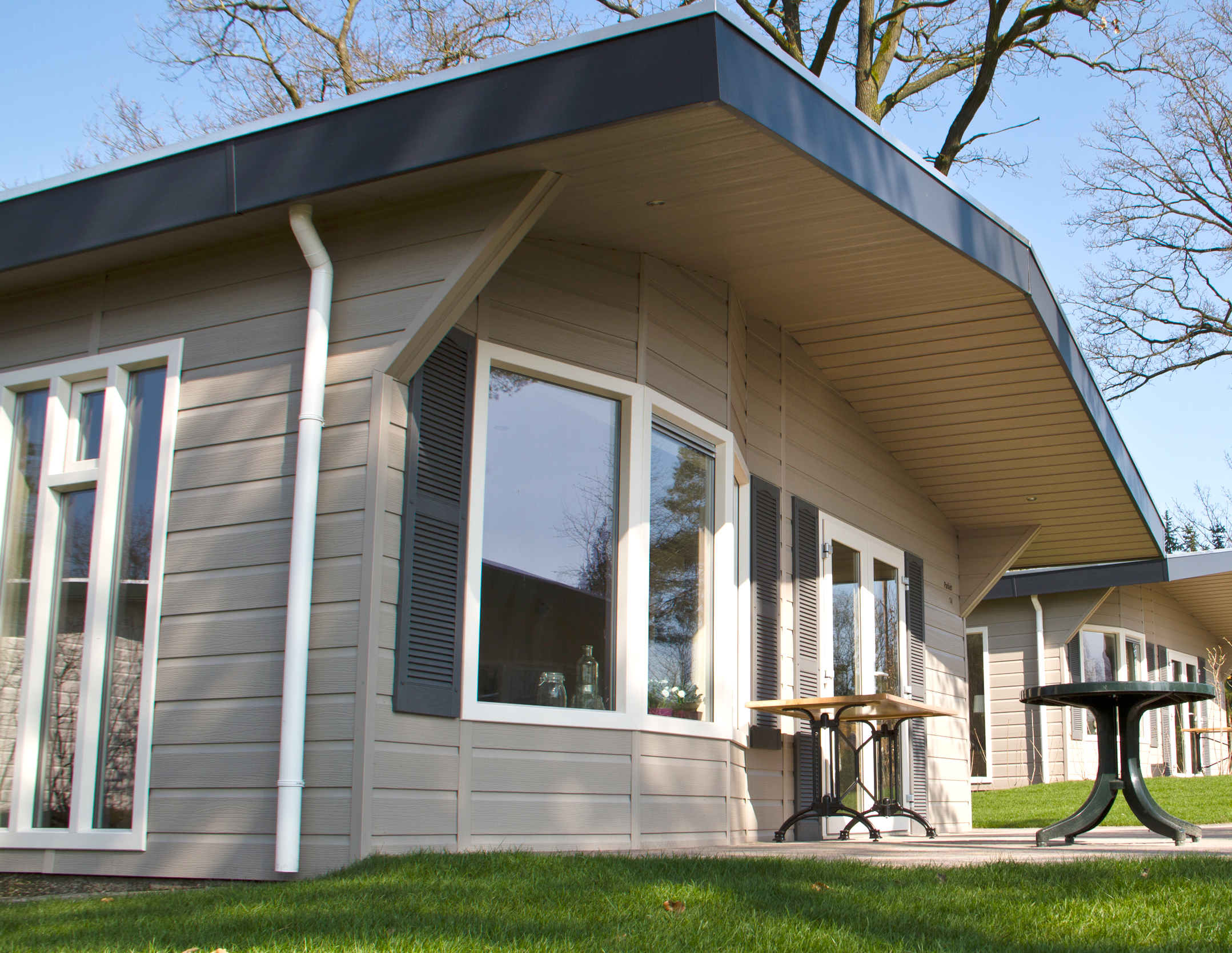 Een kunststof kozijn voor een stacaravan zie je op deze afbeelding Op deze afbeelding zie je kunststof kozijnen voor een chalet en of stacaravan
