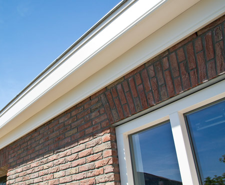 Een kwalitatieve kunststof windveer afwerking is een aanwinst voor een woning of chalet onderhoudsarm en weinig onderhoud bij kunststof windveren en boeien te zien op deze afbeelding