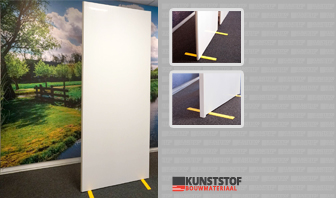 Deze afbeelding geeft een vrijstaande scheidingswand van kunststof welke uit panelen op gebouwd is weer. Door middel van de afgebeelde wand kunnen wachtruimtes, grote ruimtes en werkplekken tot looproutes eenvoudig afgezet en gescheiden worden door middel van panelen en schermen Scheidingswand van kunststof is op deze afbeelding te zien, deze om een werkplek, looproute of ruimte te scheiden. Dit door panelen met staander en voet voor vrijstaande opstelling
