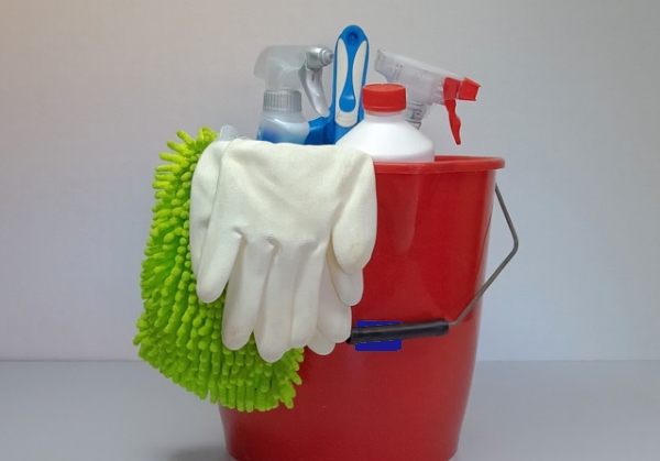 Schoonmaken kunststof gevelbekleding met een sopje en een doekje